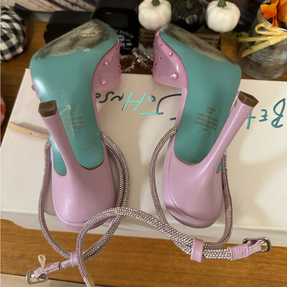 Betsey Johnson Drea Lilac heels - Picture 5 of 7